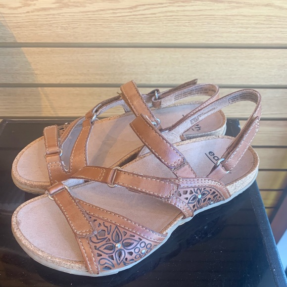 SANDALS! - Picture 6 of 6